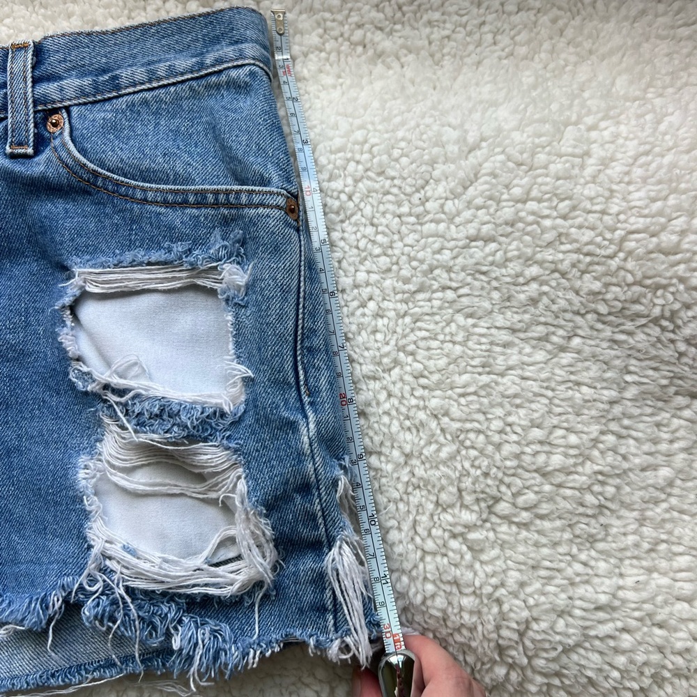 Levi's Vintage distressed Women's Light Blue Ripped Jean Shorts Daisy Duke Short - Picture 4 of 6